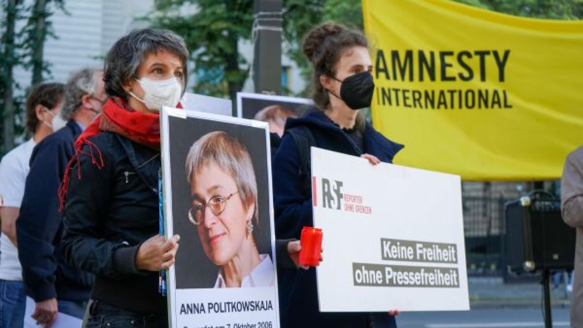 Mahnwache für Anna Politkowskaja am 7. Oktober 2021 vor der Botschaft der Russischen Föderation