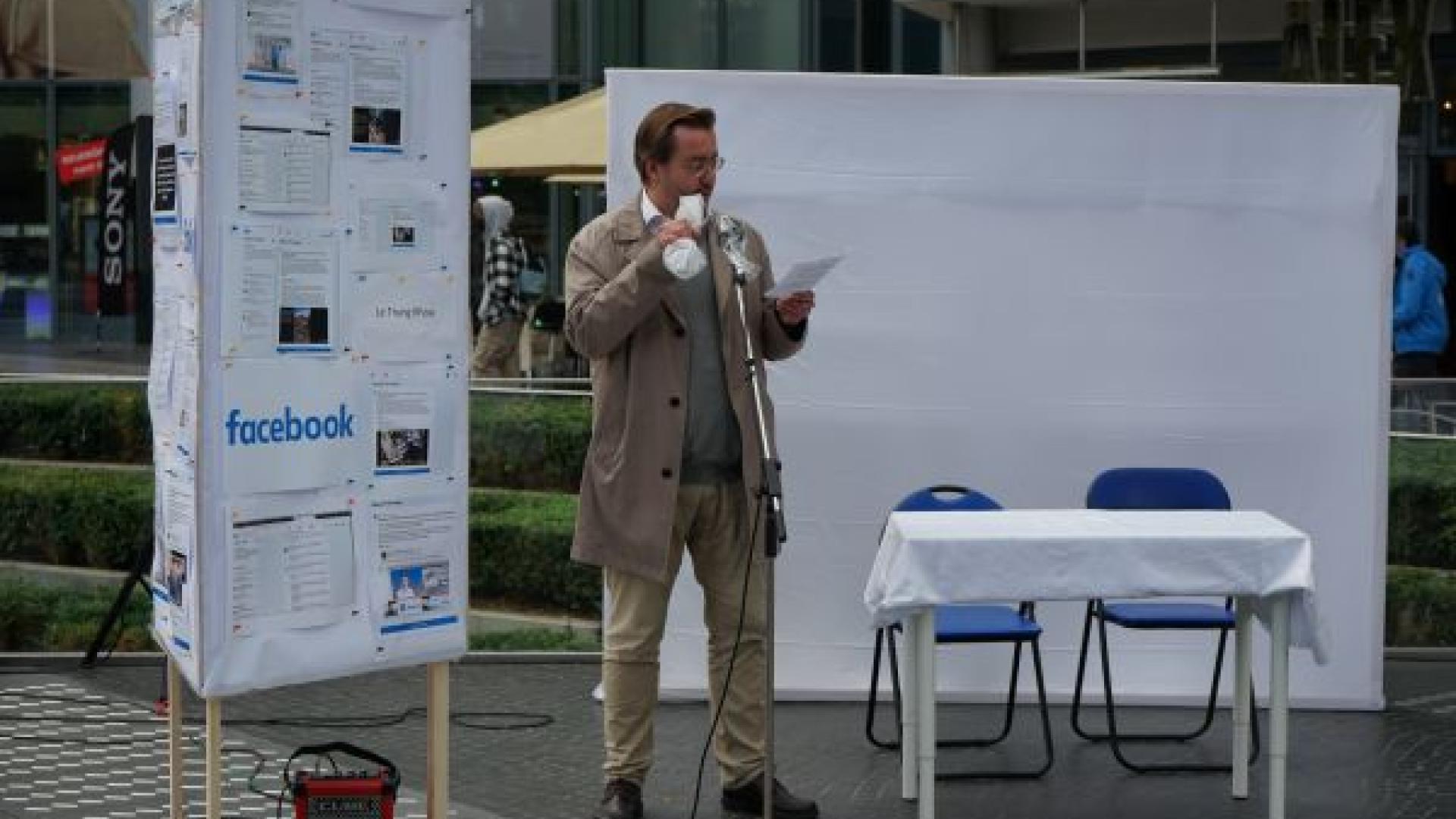 Kundgebung für die Pressefreiheit am 21. September 2021 vor der Deutschlandzentrale von Facebook im Sony-Center