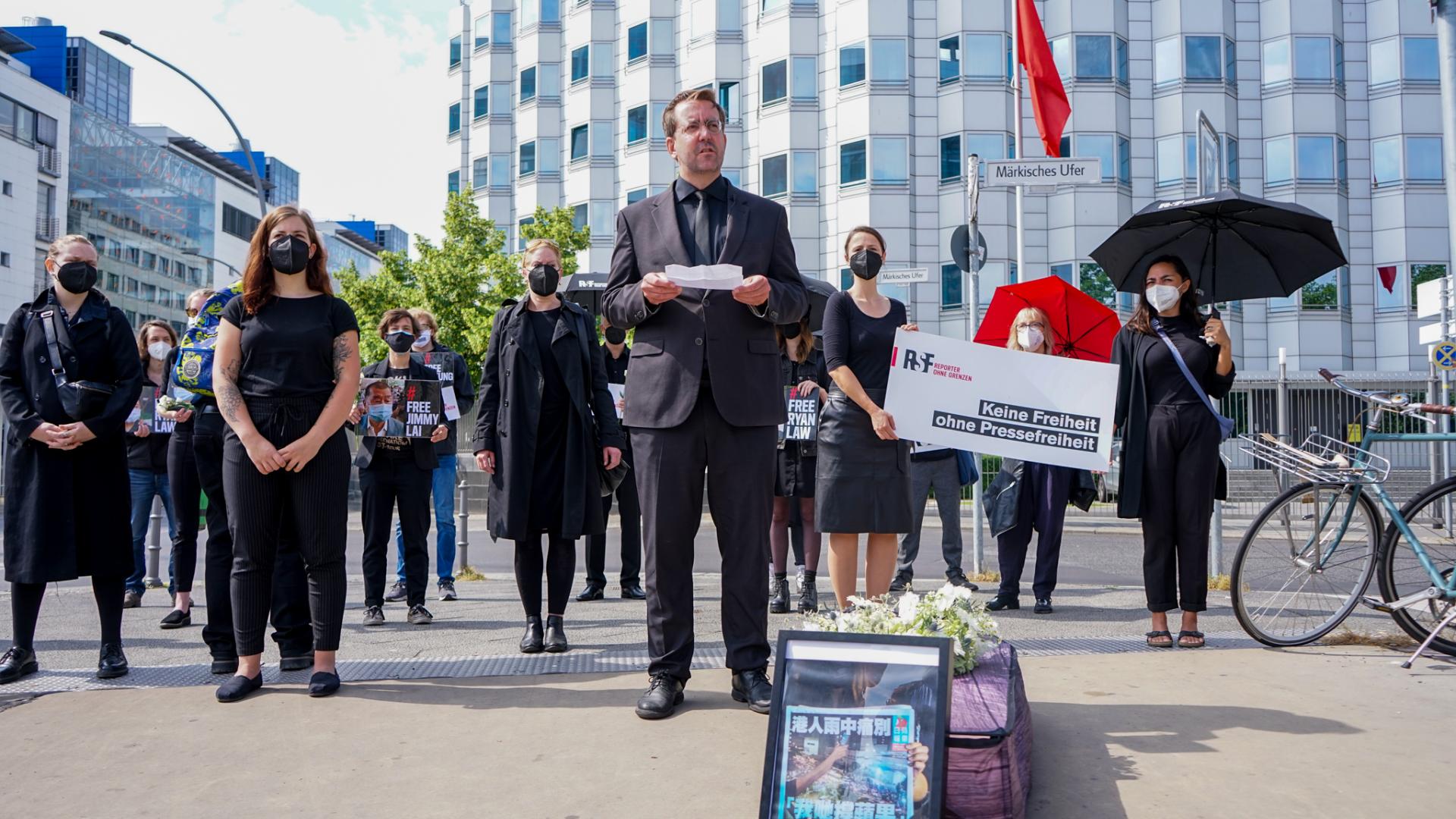 Protestaktion zur Pressefreiheit in Hongkong am 25. Juni 2021 vor der chinesischen Botschaft
