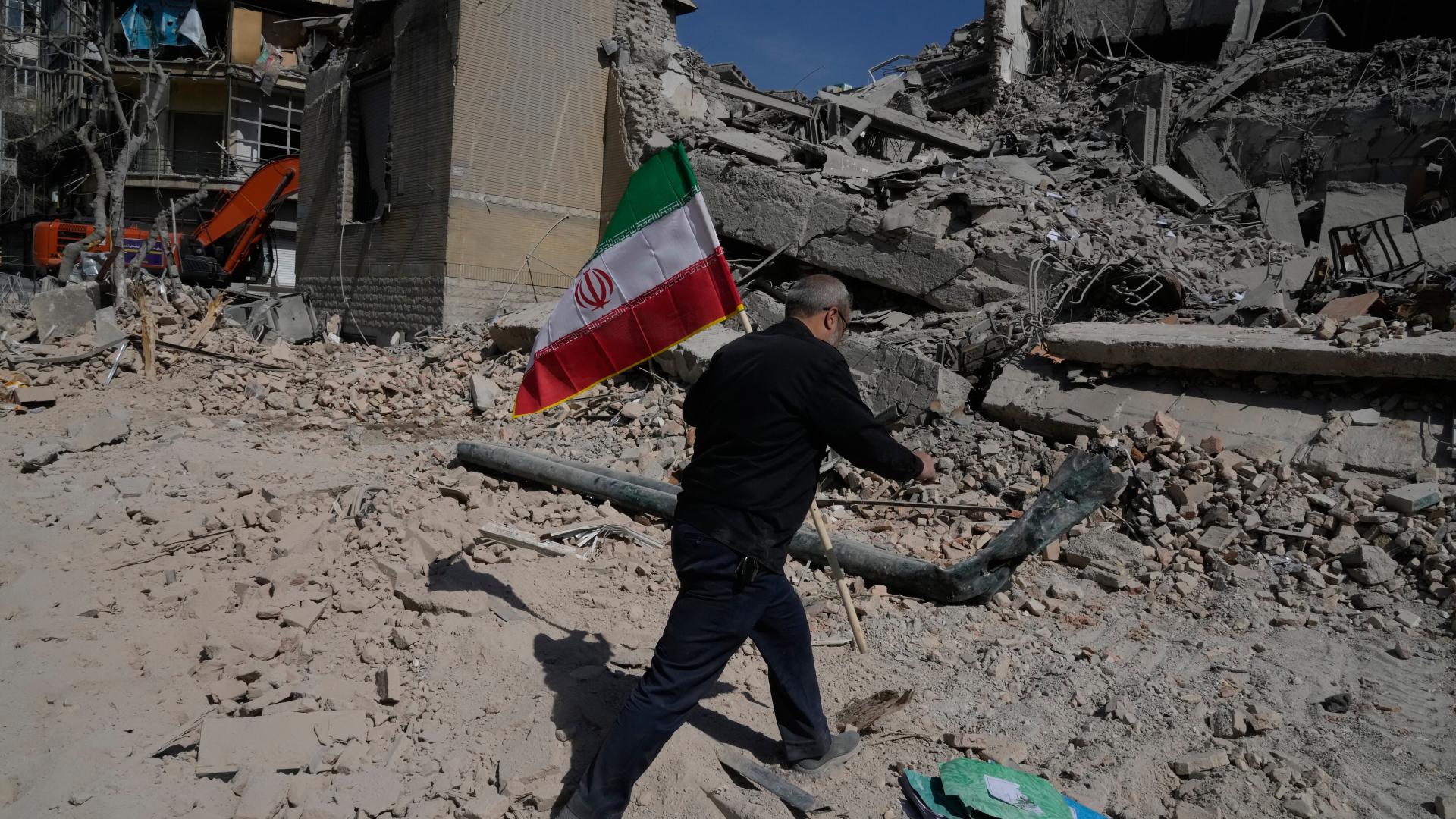 Journalist*innen im Iran: Berichterstattung unter Bomben, Repression durch das Regime