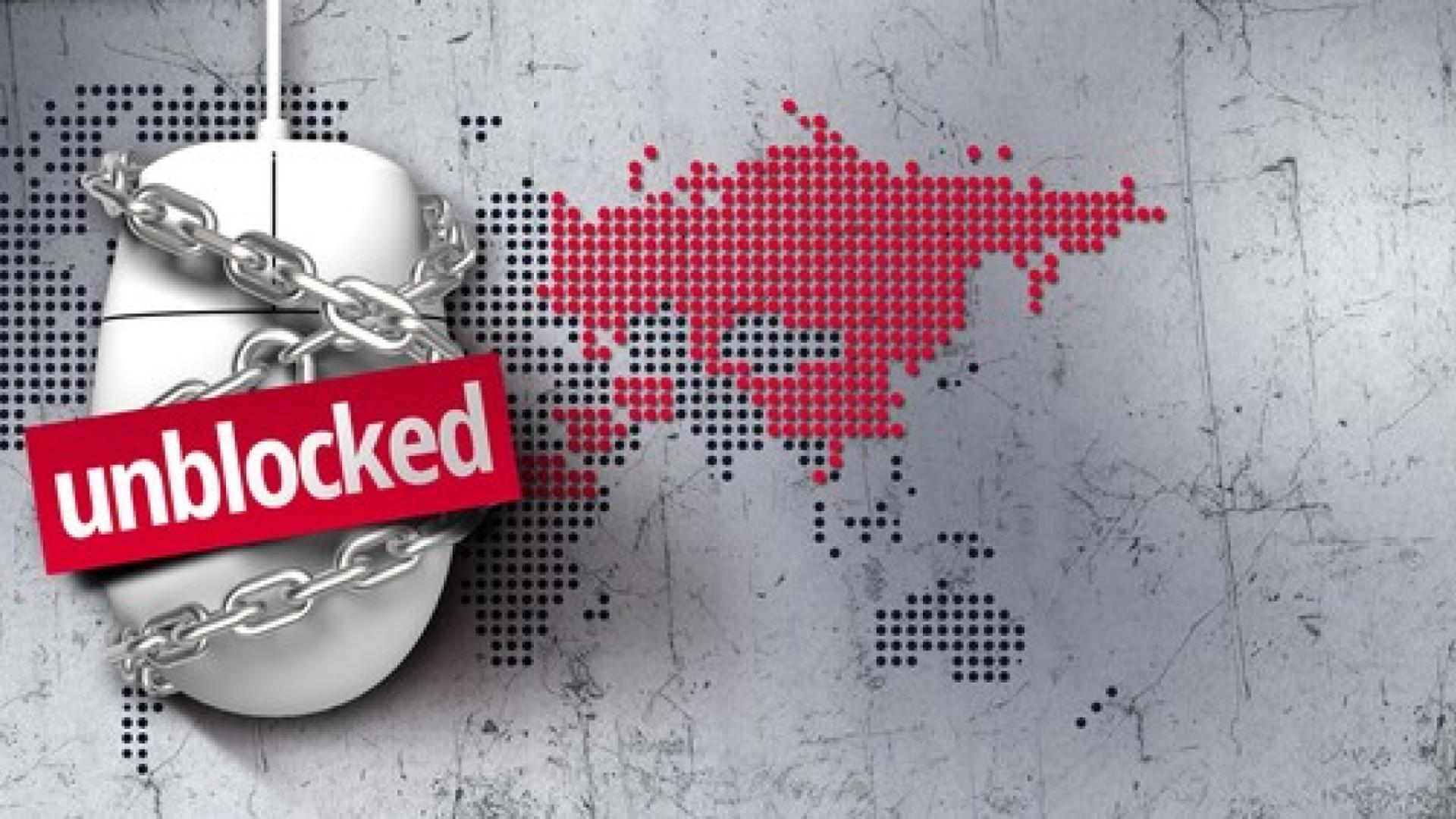 Es ist eine Weltkarte mit einer Computermaus in Ketten darüber zu sehen. An ihr ist ein Schild mit dem Text "Unblocked"