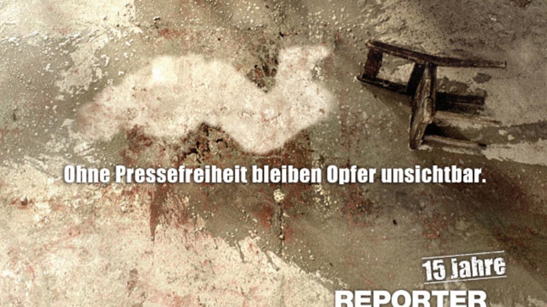 Blutiger Boden mit Umriss eines Körpers, daneben ein umgekippter Stuhl. Text: „Ohne Pressefreiheit bleiben Opfer unsichtbar.“ Unten das Logo von „Reporter ohne Grenzen – Für Pressefreiheit“, zum 15-jährigen Bestehen.