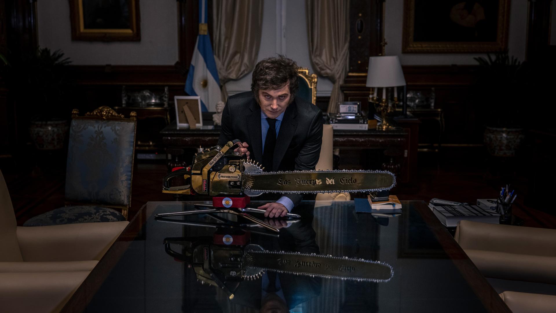 Der argentinische Präsident Präsident Javier Milei posiert mit einer goldenen Kettensäge in seinem Amtssitz Casa Rosada. 