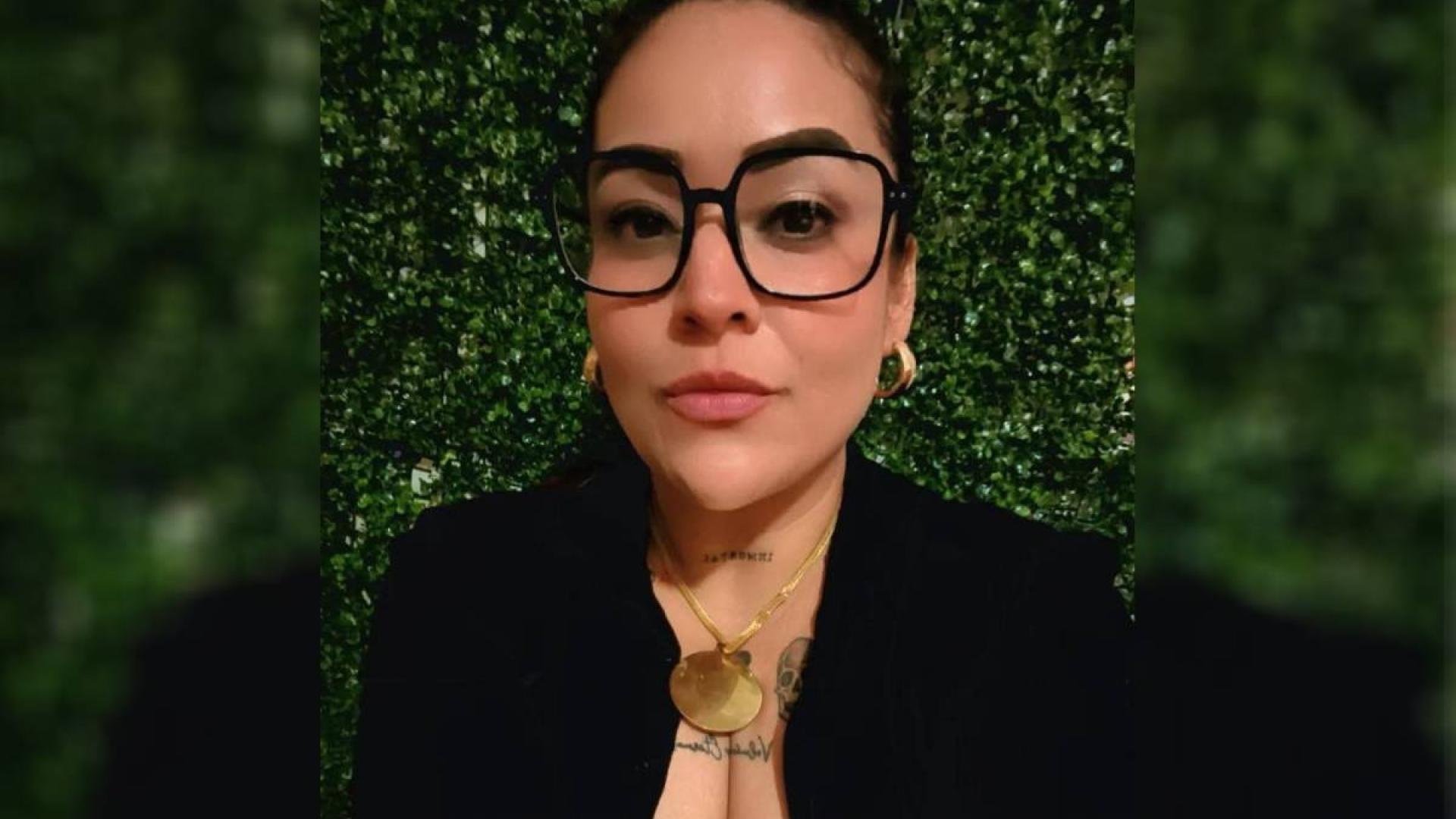 Selfie der getöteten Journalistin Roxana Berenice Guzmán Ramírez vor einem grünen Hintergrund. 