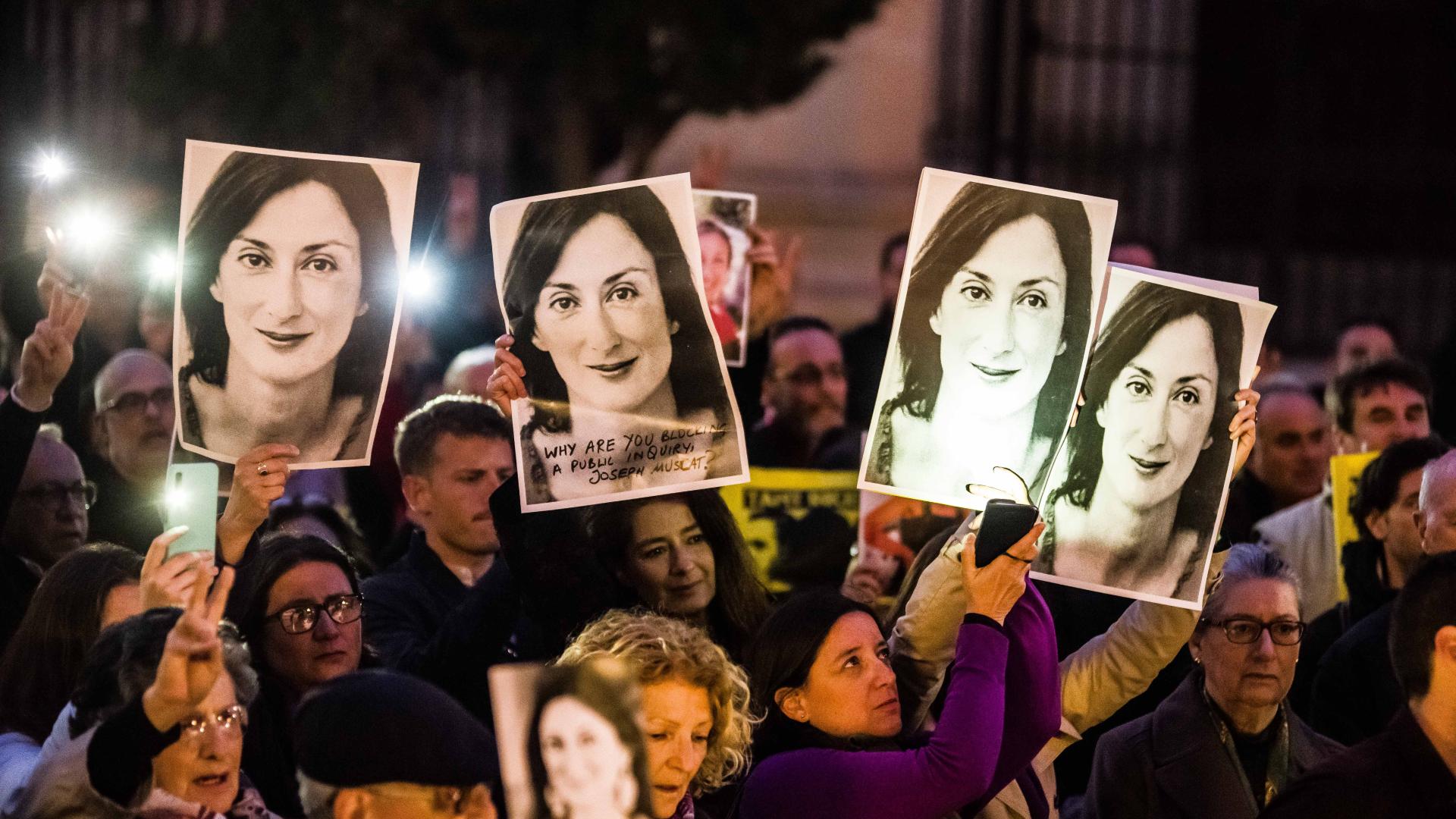 Bei einer Demonstration erinnern Menschen mit Porträts von Daphne Caruana Galizia und dem Licht ihrer Handys an die ermordete Journalistin.