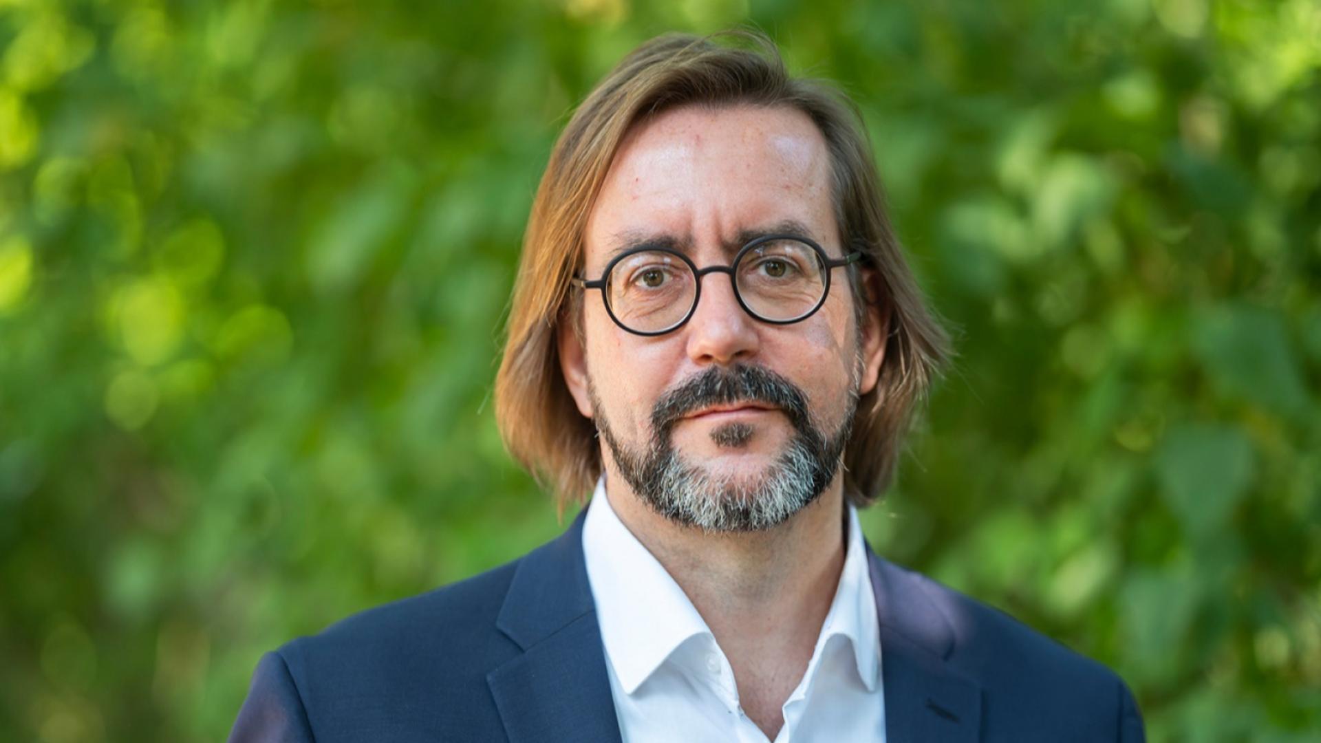 Das Porträt zeigt Christian Mihr, den Geschäftsführer von Reporter ohne Grenzen Deutschland.