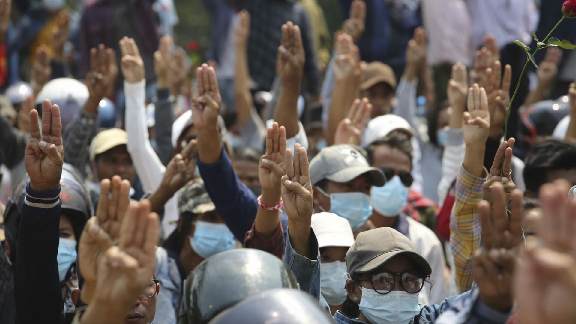 Militär entzieht fünf Medien die Lizenz